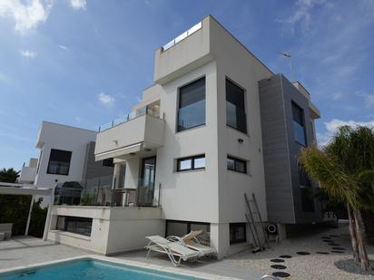 Vista exterior de Casa o xalet en venda en La Nucia amb Aire condicionat, Terrassa i Piscina