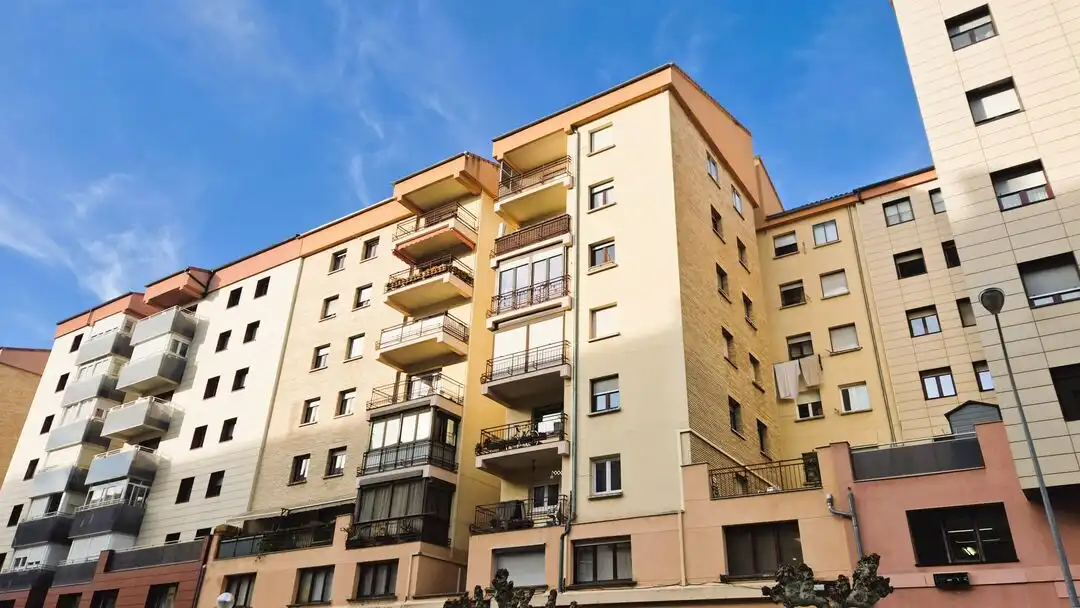 Außenansicht von Wohnung zum Verkauf in  Pamplona / Iruña mit Heizung, Terrasse und Abstellraum