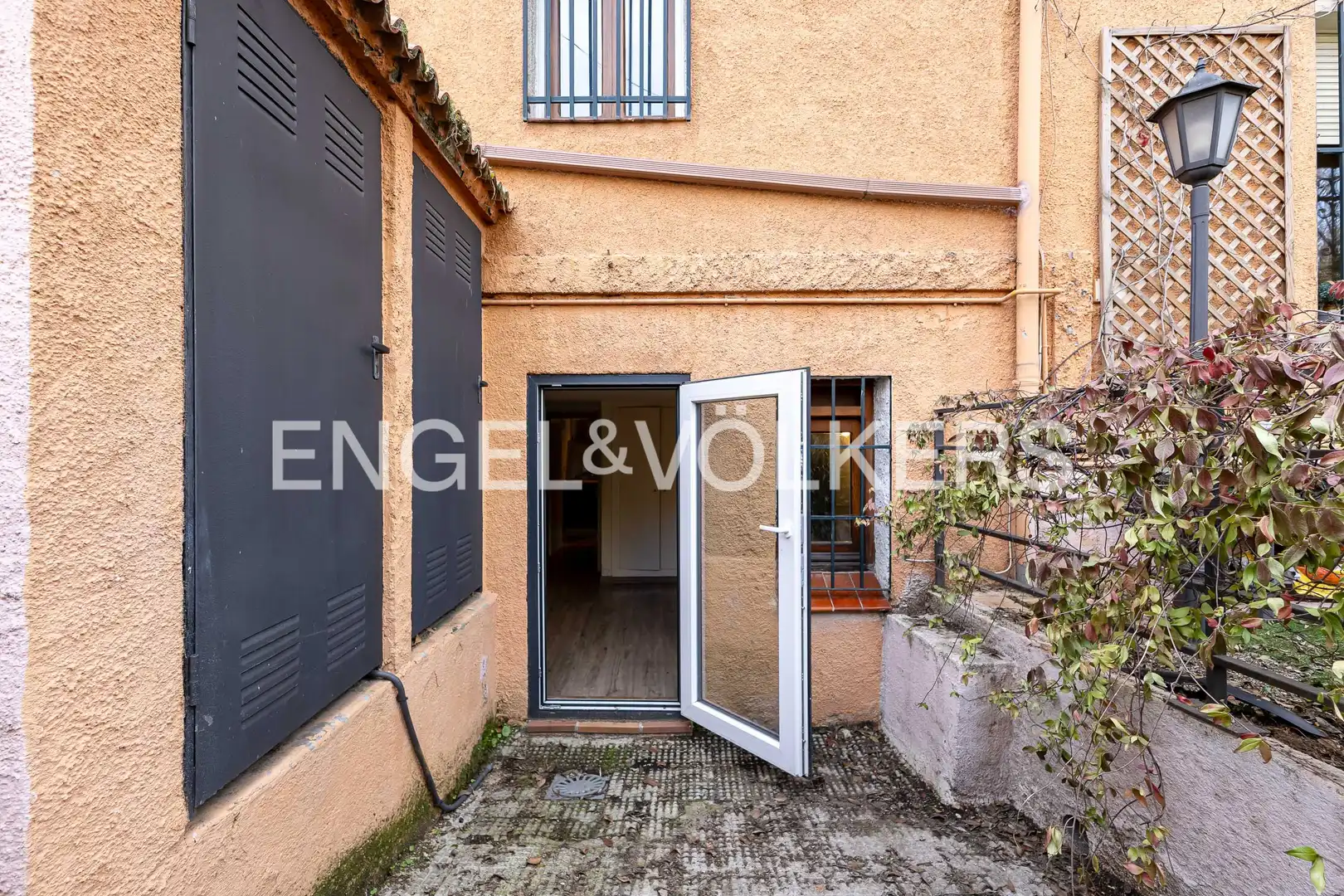 Einfamilien-Reihenhaus zum Verkauf in Madrid mit Klimaanlage, Heizung und Privatgarten