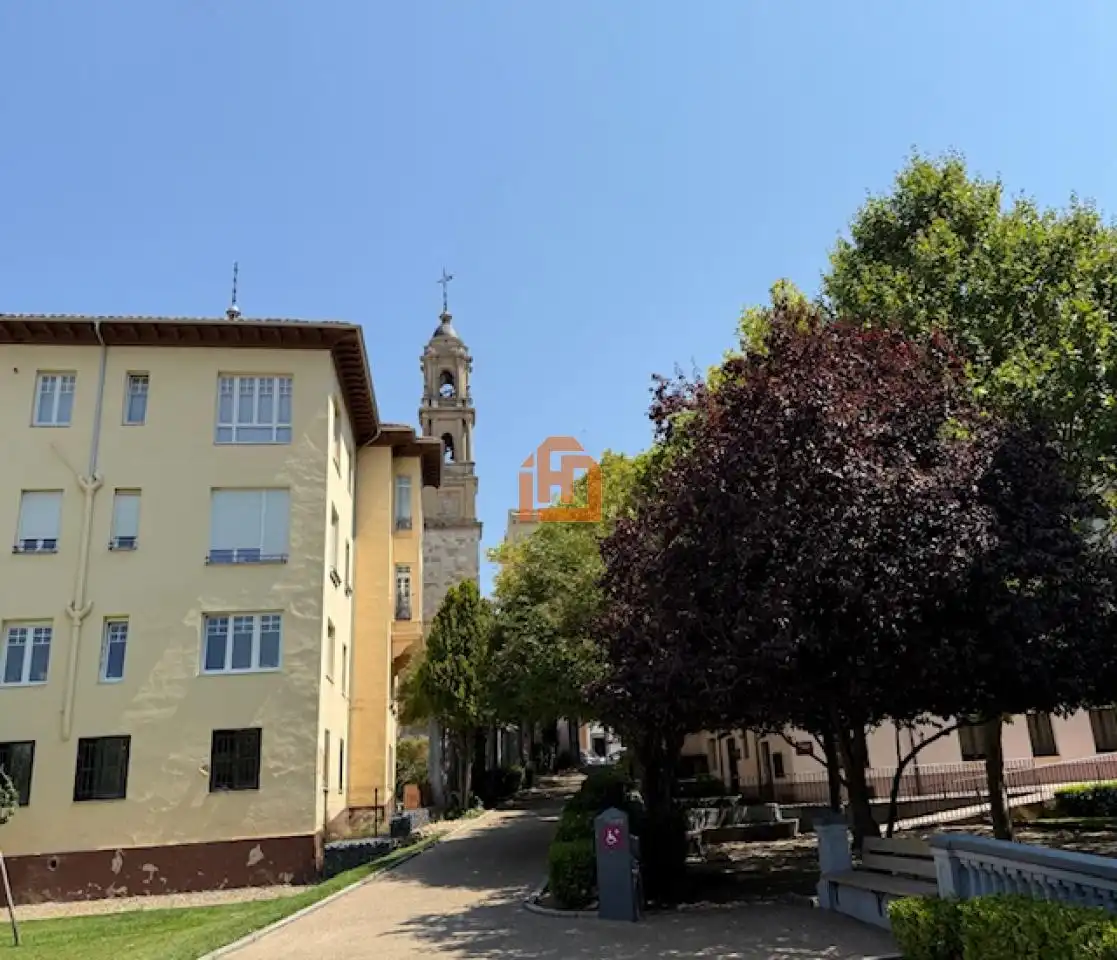 Vista exterior de Apartamento en venta en León Capital  con Calefacción y Parquet
