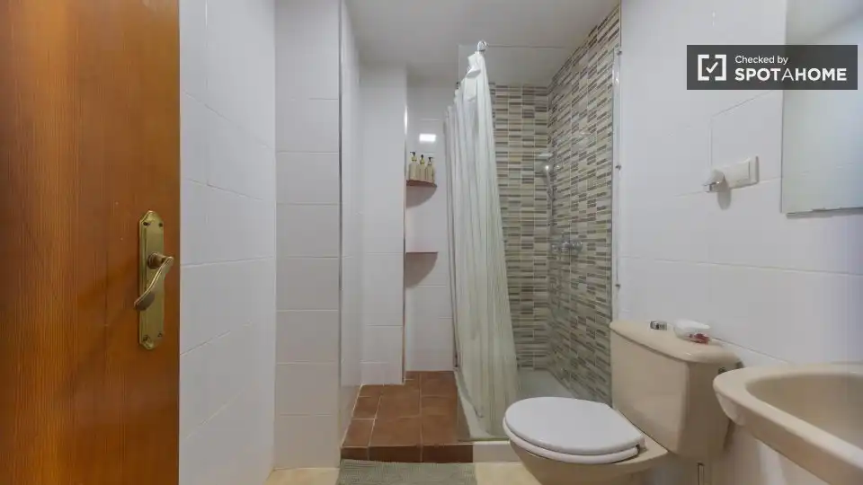 Bathroom of Flat for rent in Valencia  with Air Conditioner, Heating and Furnished