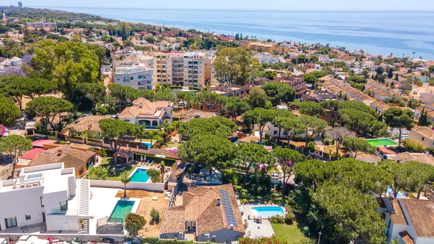 Vista exterior de Casa o chalet en venta en Marbella con Aire acondicionado, Calefacción y Jardín privado