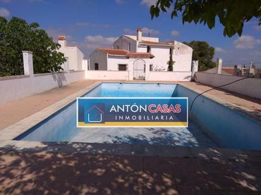 Casa rústica amb piscina en venda a Novelda