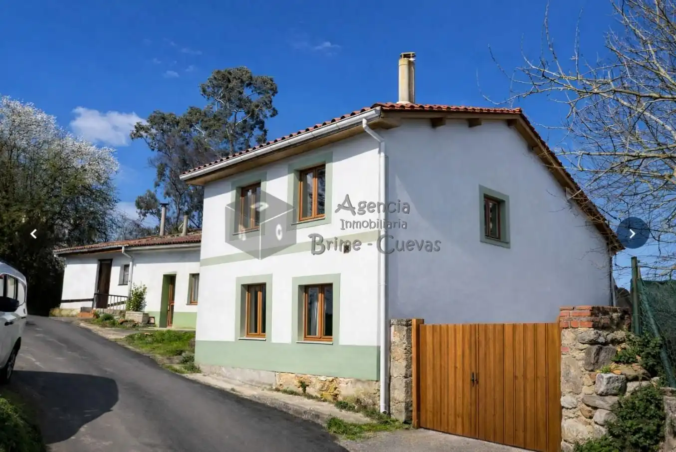 Vista exterior de Casa o xalet en venda en Oviedo  amb Calefacció i Jardí privat