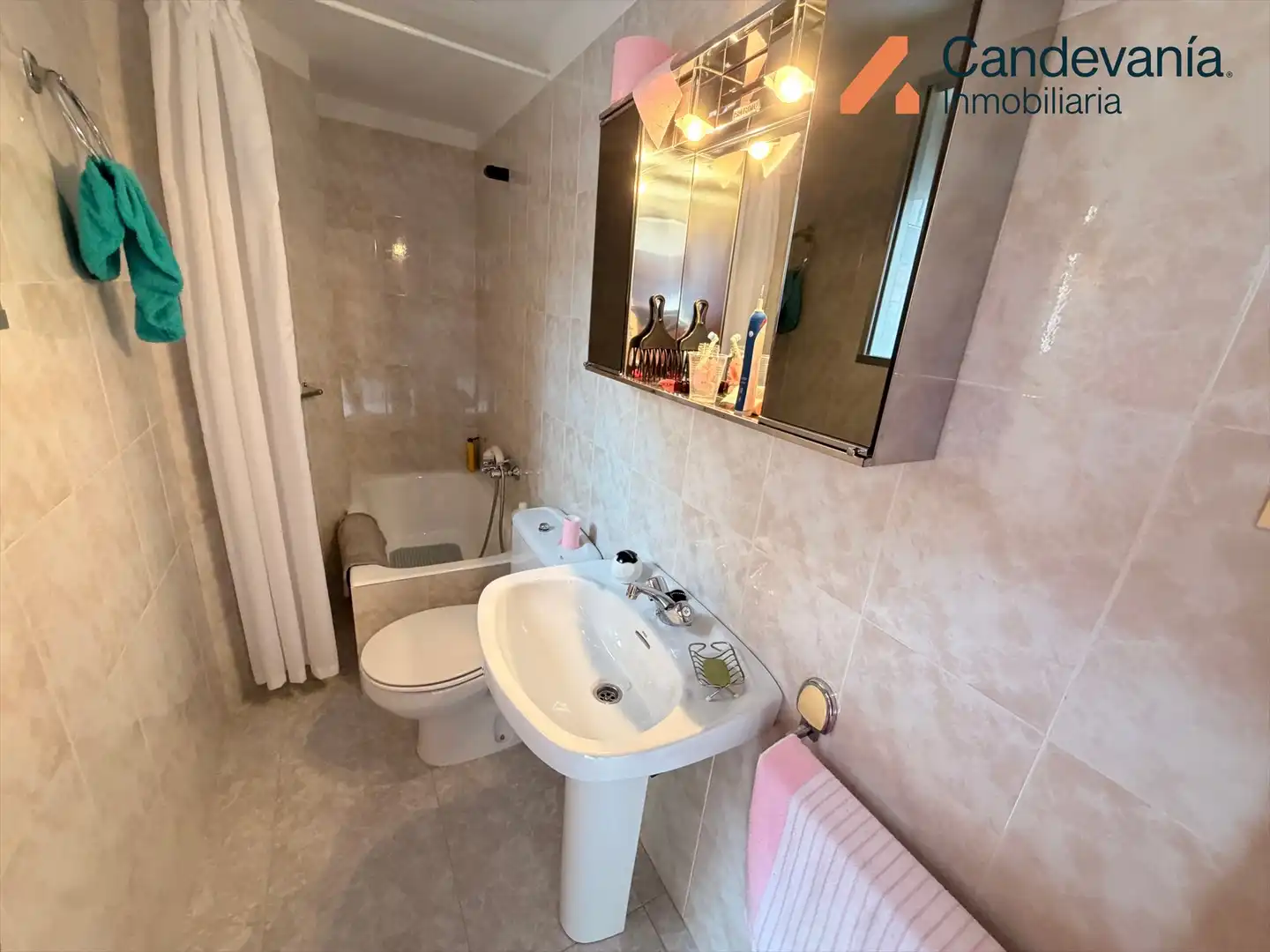 Bathroom of Houses for sale in Gurrea de Gállego, Huesca