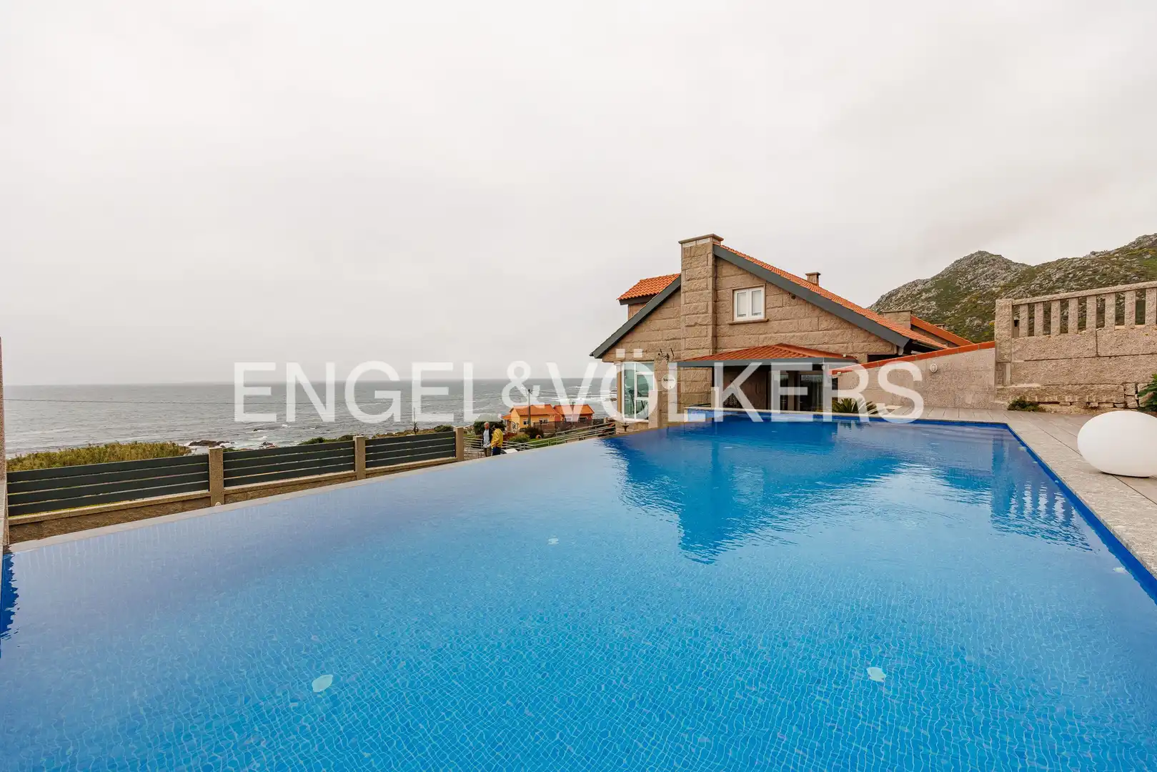 Piscina de Casa o xalet en venda en Oia amb Calefacció, Jardí privat i Parquet