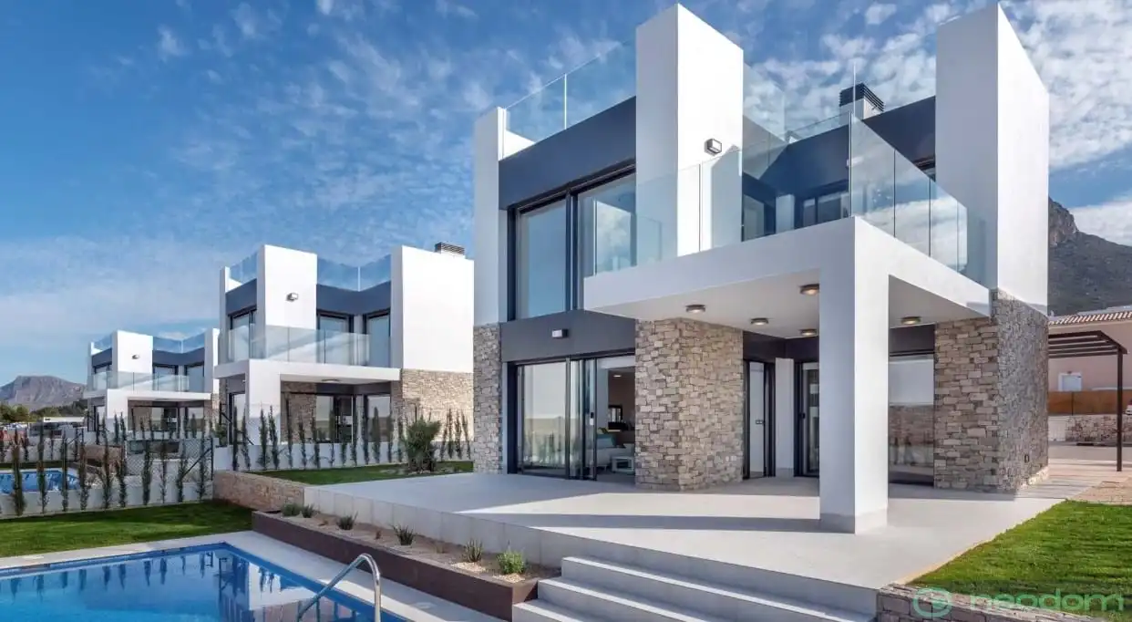 Casa amb piscina en venda a Av. Montferrutx