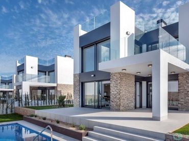 Casa amb piscina en venda a Av. Montferrutx