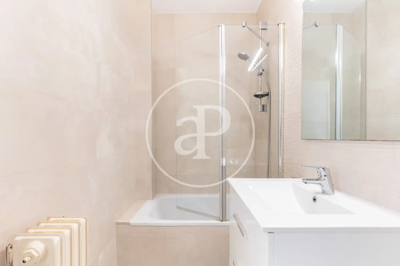 Baño de Piso en venta en Terrassa con Calefacción, Terraza y Balcón