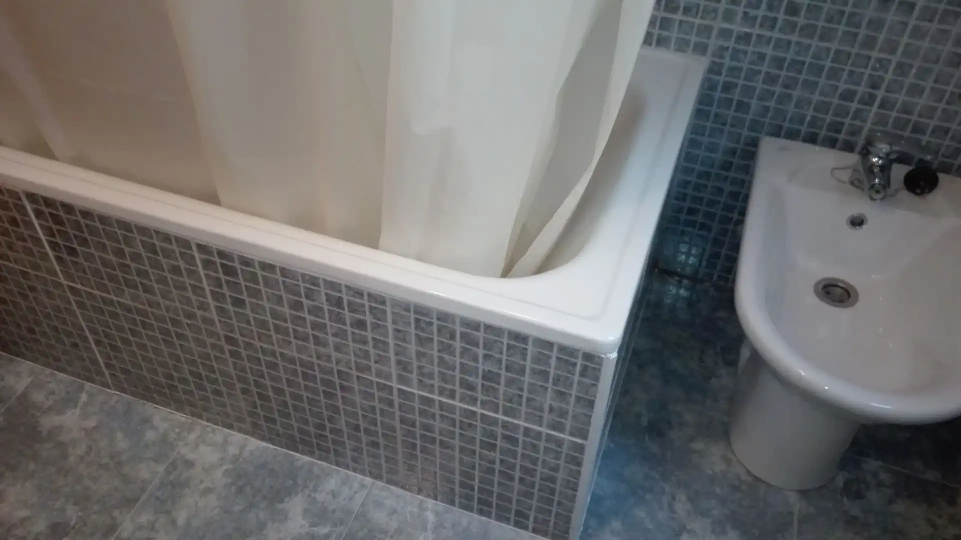 Baño de Apartamento de alquiler en Salamanca con Calefacción, Parquet y Trastero
