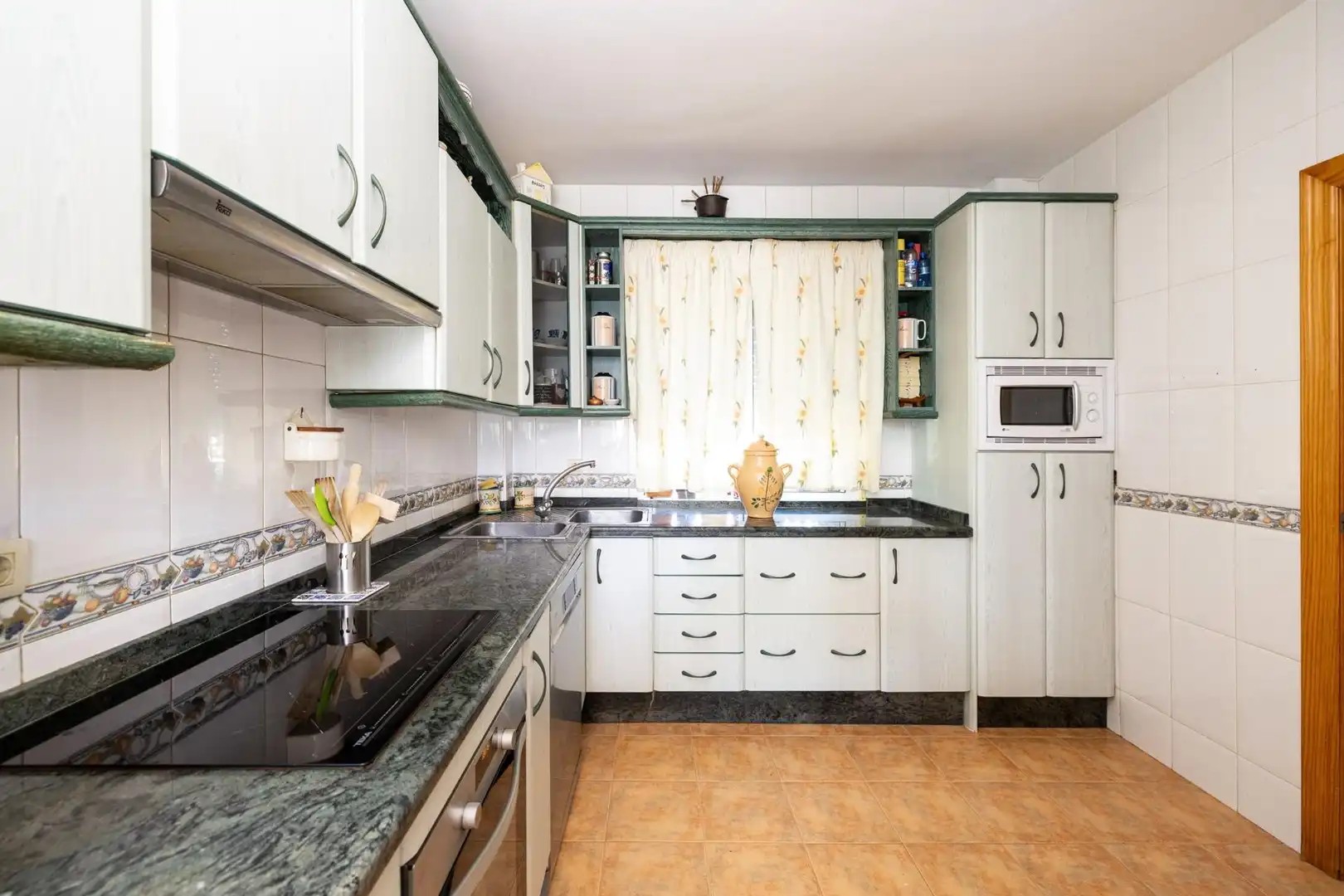 Cocina de Casa o chalet en venta en Cúllar Vega con Aire acondicionado, Calefacción y Jardín privado