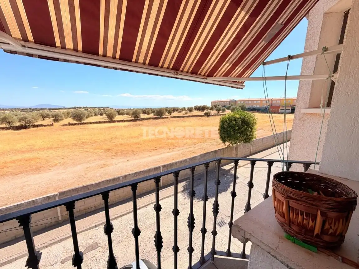 Vista exterior de Casa adosada en venda en Oropesa amb Balcó