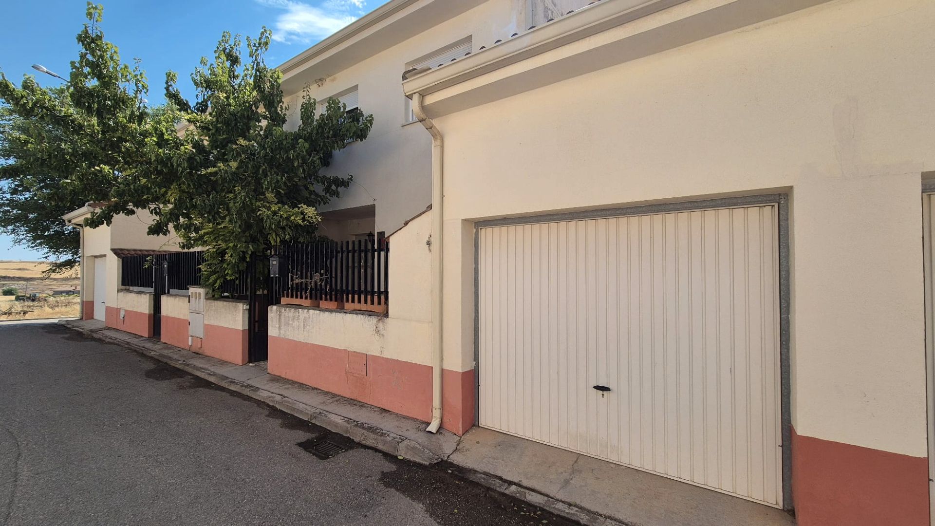Vista exterior de Casa adosada en venda en Albares amb Jardí privat