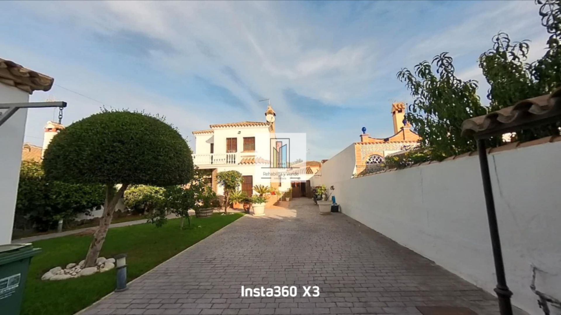 Vista exterior de Casa o xalet en venda en Chiclana de la Frontera amb Aire condicionat, Jardí privat i Terrassa