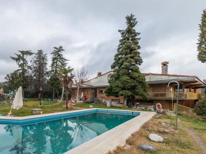 Swimming pool of House or chalet for sale in Villanueva de la Cañada  with Air Conditioner, Heating and Parquet flooring