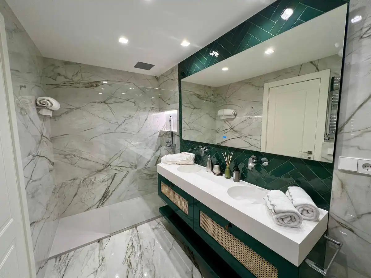 Bany de Apartament de lloguer en Marbella amb Aire condicionat, Calefacció i Moblat