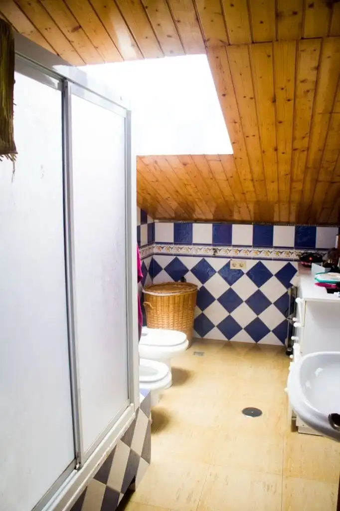 Baño de Finca rústica en venta en Moriles con Aire acondicionado, Terraza y Trastero