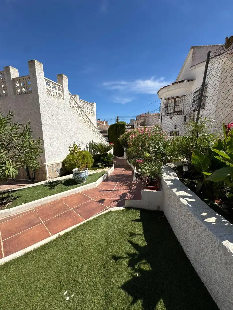 Vista exterior de Casa o xalet en venda en Rojales amb Aire condicionat, Calefacció i Jardí privat