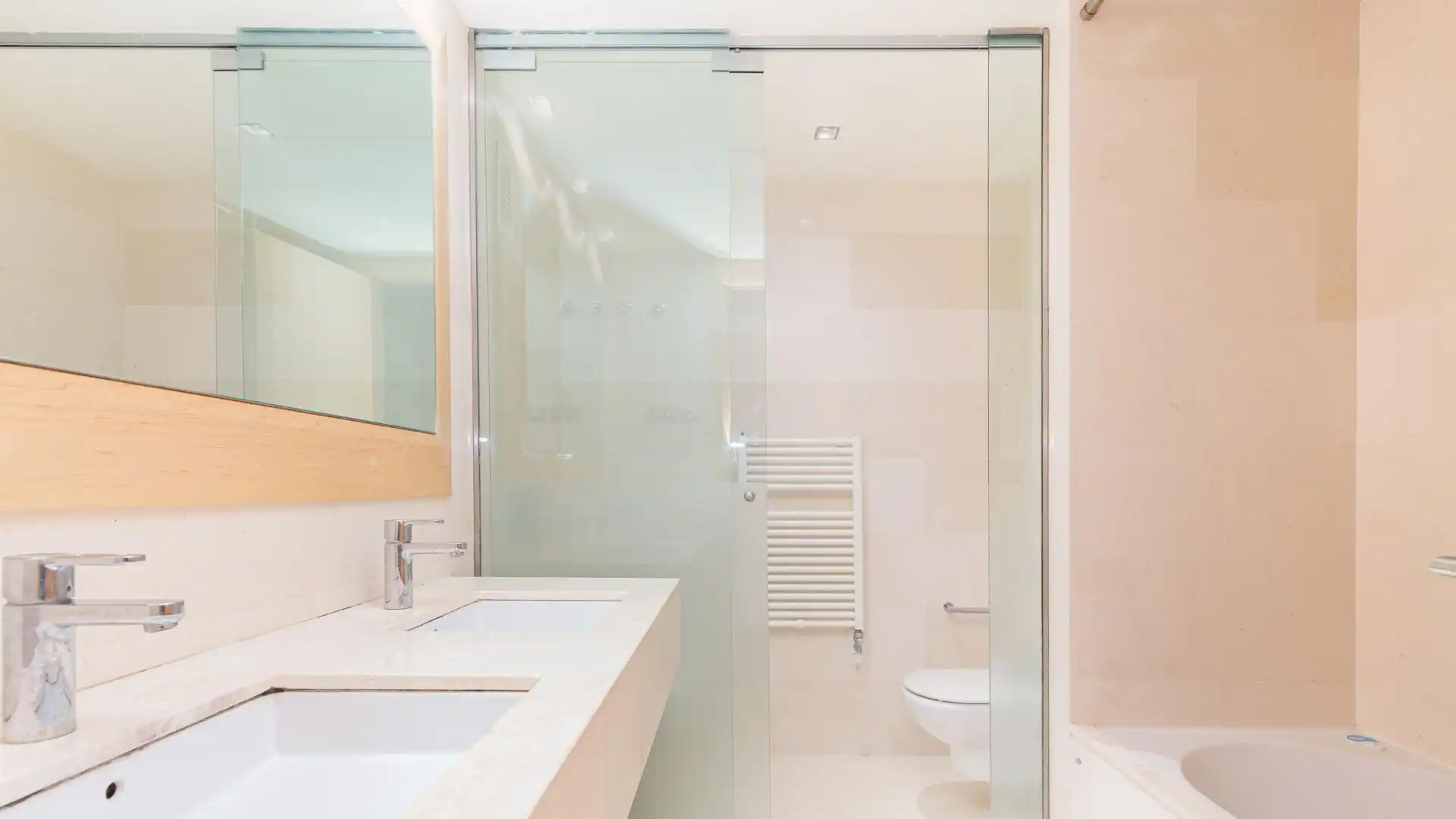 Bathroom of Flat for rent in Barcelona  with Private garden, Parquet flooring and Terrace