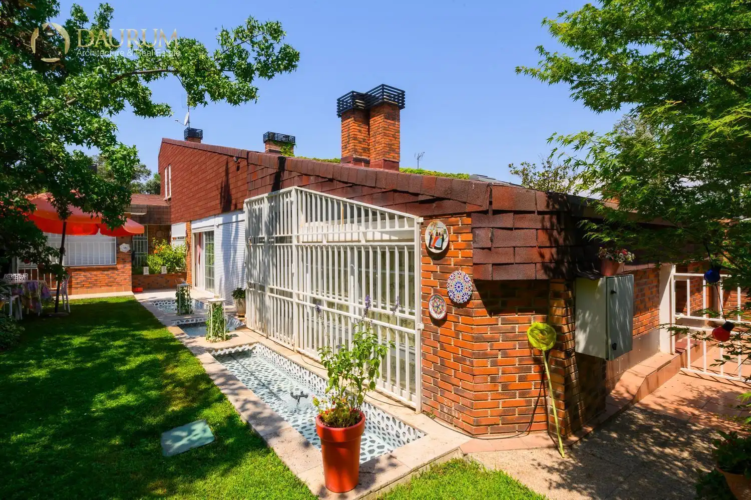 Vista exterior de Casa adosada en venta en Boadilla del Monte con Aire acondicionado, Calefacción y Jardín privado