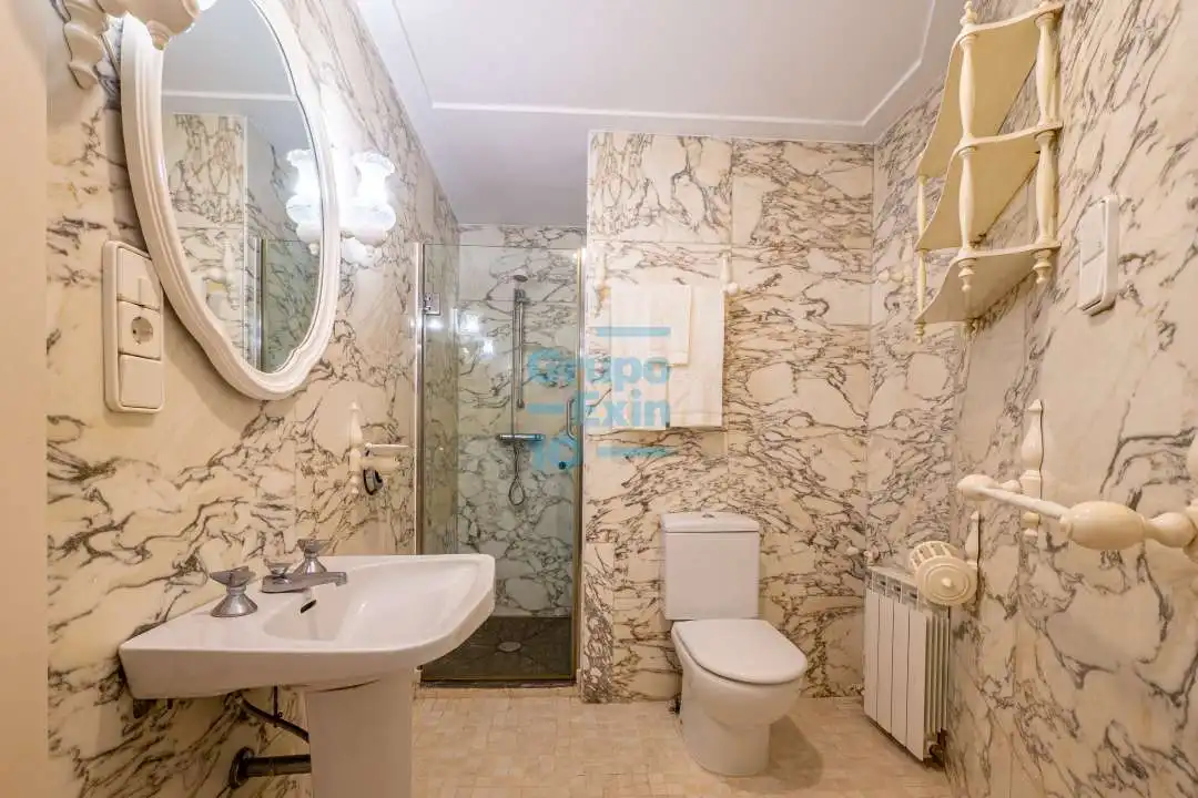 Bathroom of Flat for sale in Donostia - San Sebastián   with Heating, Terrace and Storage room