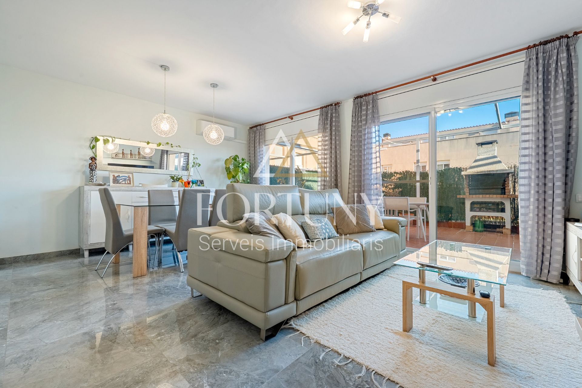 Sala de estar de Casa adosada en venta en Cambrils con Aire acondicionado, Calefacción y Jardín privado