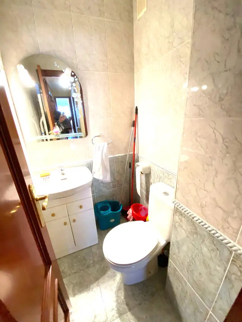 Baño de Piso en venta en Castro-Urdiales con Horno, Lavadora y Microondas