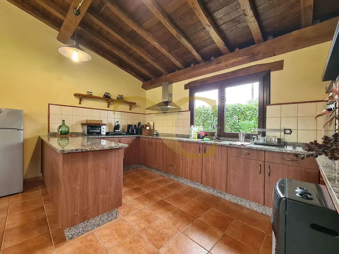 Cuina de Casa o xalet en venda en Tapia de Casariego amb Calefacció, Jardí privat i Terrassa