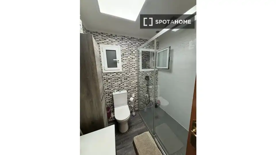 Baño de Piso para compartir en L'Hospitalet de Llobregat con Aire acondicionado y Terraza