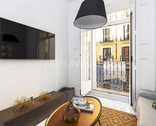 Sala d'estar de Apartament en venda en  Madrid Capital amb Aire condicionat, Calefacció i Moblat