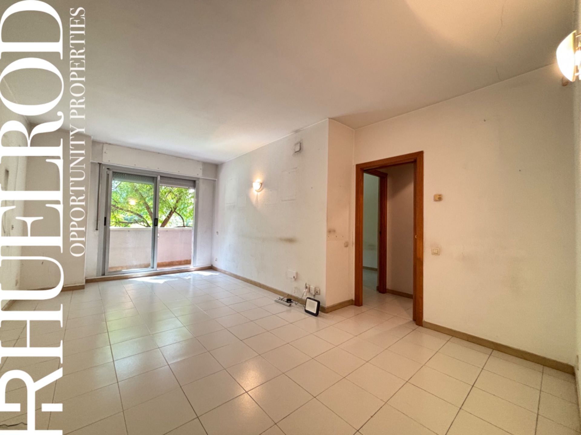 Exterior view of Flat for sale in  Barcelona Capital  with Air Conditioner, Heating and Oven