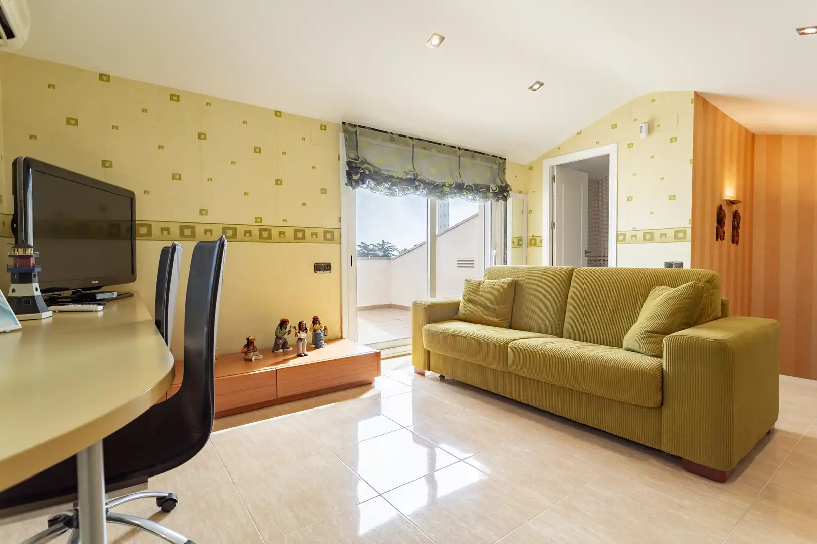 Sala de estar de Casa adosada en venta en Torredembarra con Aire acondicionado, Calefacción y Jardín privado