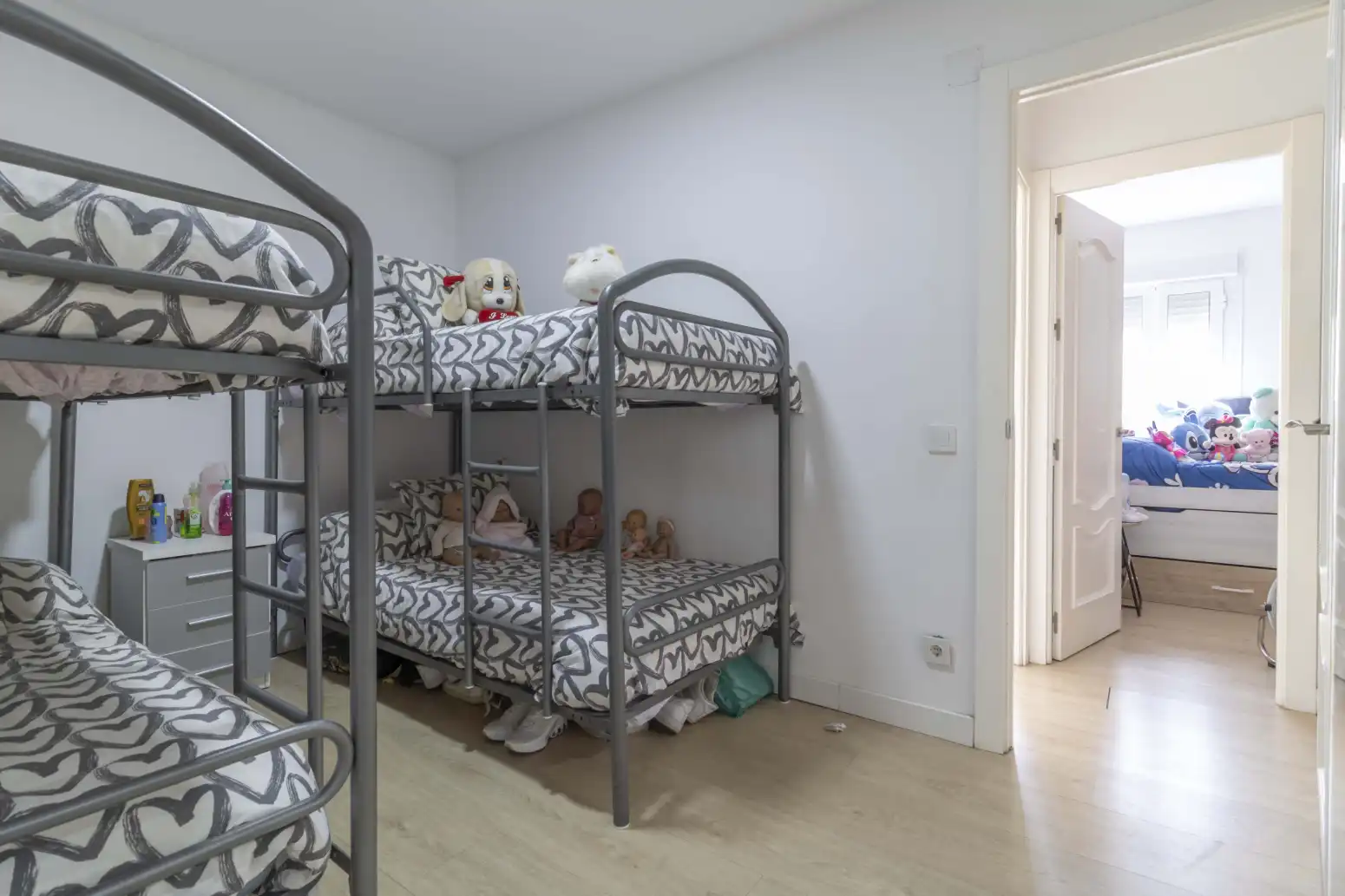 Habitación de Piso en venta en Sevilla con Aire acondicionado, Jardín privado y Piscina