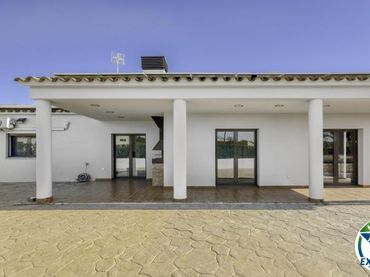 Chalet con piscina en venta en Carrer Canigó