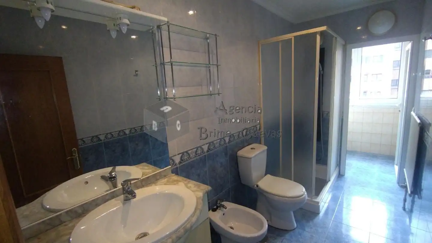 Bathroom of Flat for sale in Gijón   with Heating, Parquet flooring and Terrace