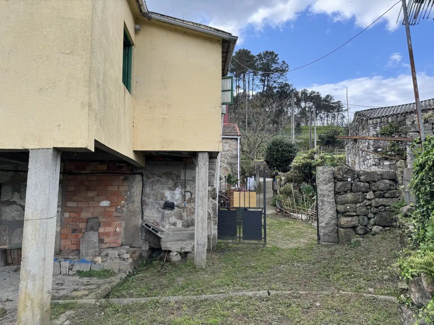 Vista exterior de Casa o chalet en venta en Crecente con Jardín privado, Trastero y Amueblado