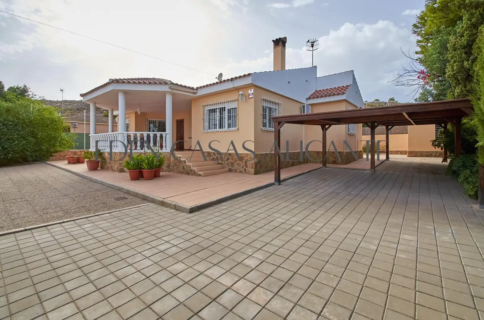 Außenansicht von Haus oder Chalet zum Verkauf in Mutxamel mit Klimaanlage, Heizung und Privatgarten