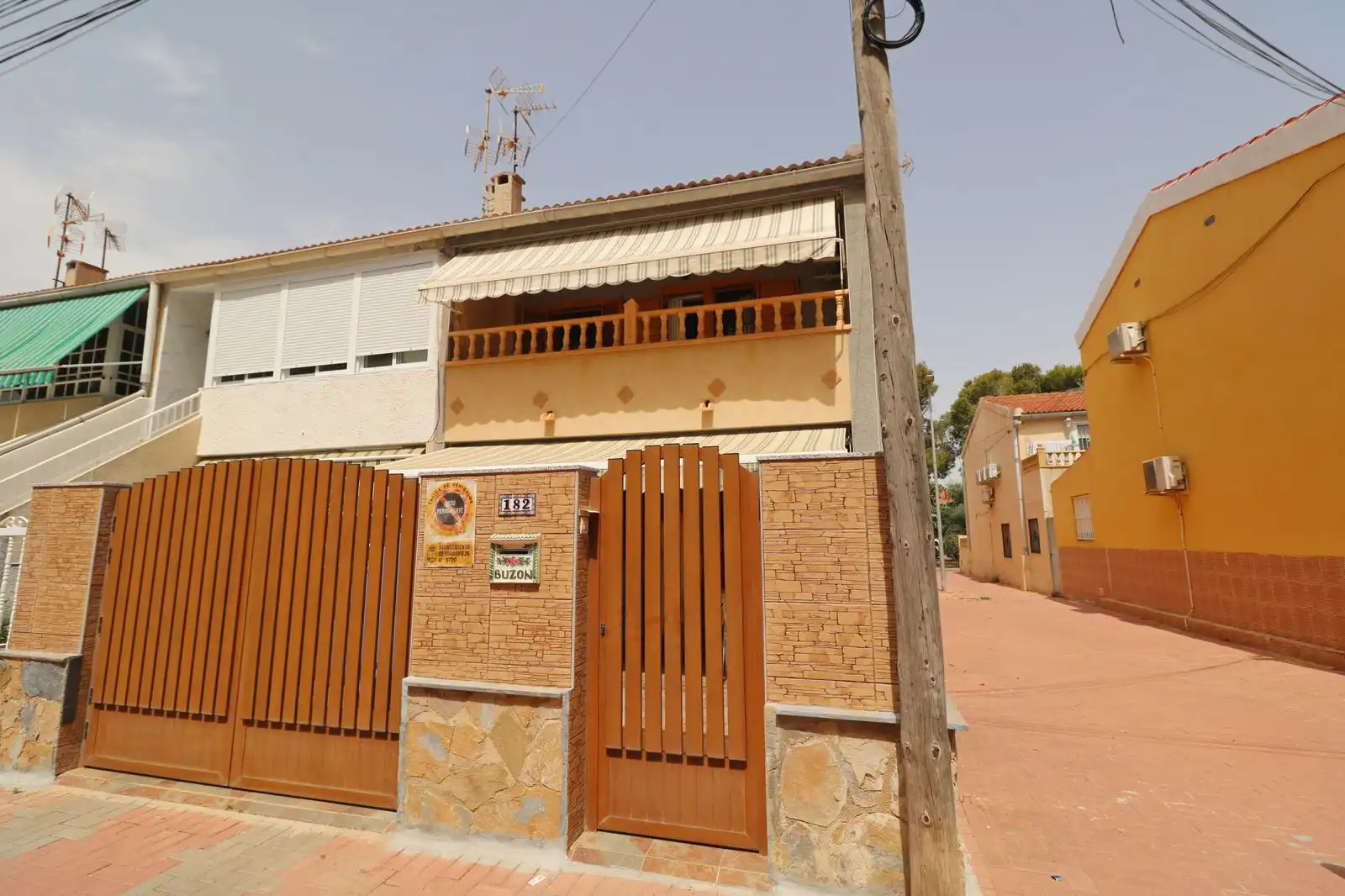 Vista exterior de Casa adosada en venda en Torrevieja amb Jardí privat i Terrassa