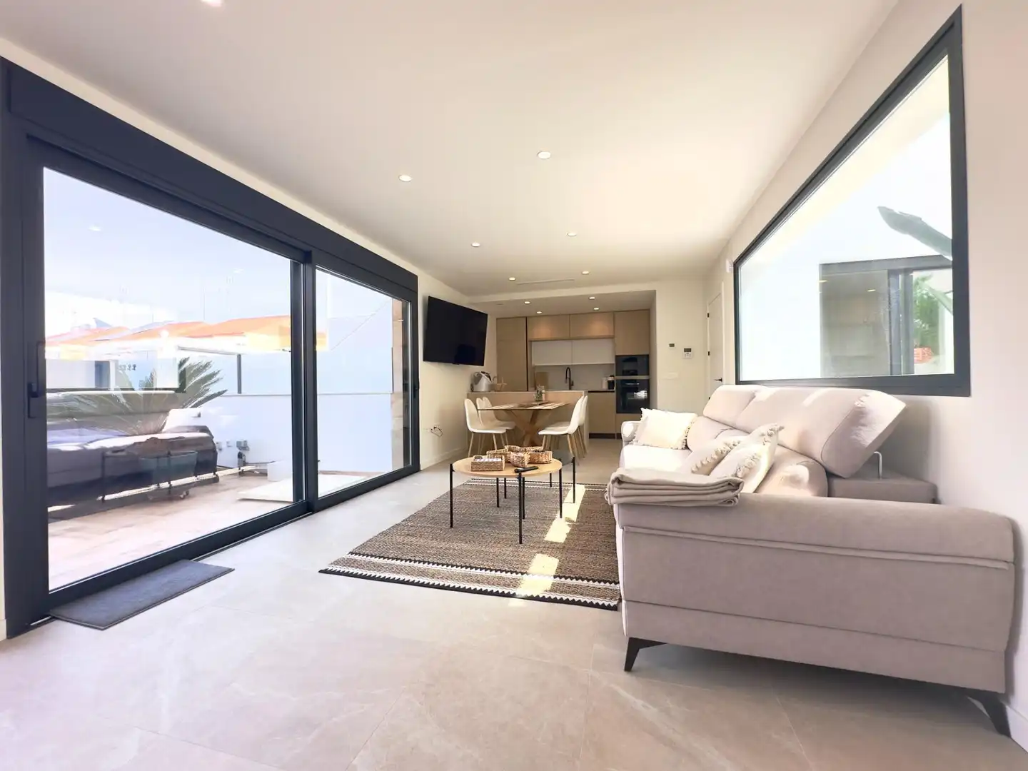 Sala de estar de Casa o chalet en venta en San Pedro del Pinatar con Aire acondicionado, Calefacción y Amueblado