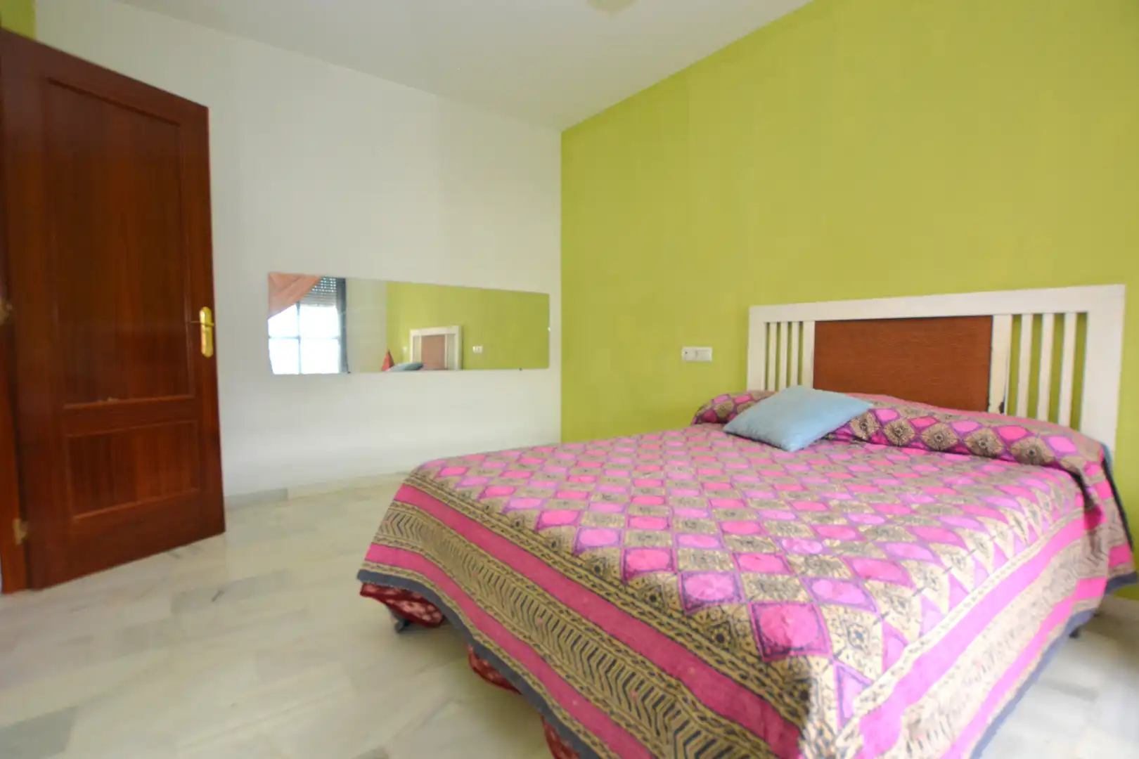 Habitación de Casa adosada en venta en Pilas con Aire acondicionado