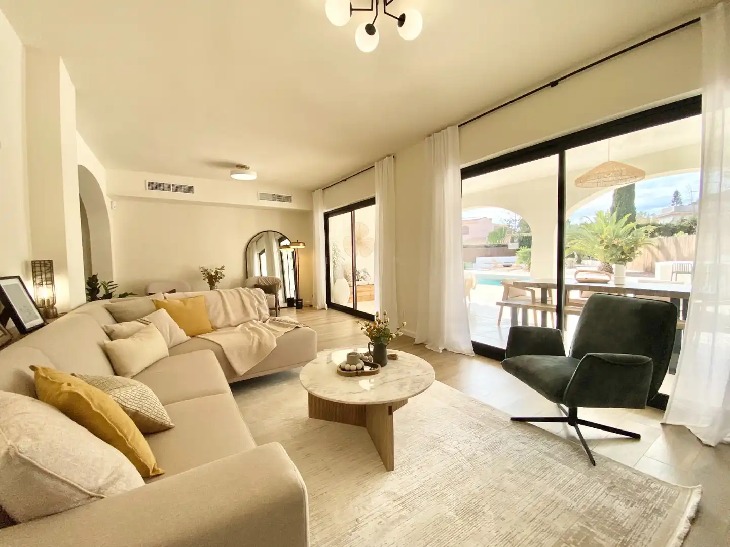 Sala d'estar de Casa o xalet en venda en Orihuela amb Aire condicionat, Jardí privat i Terrassa