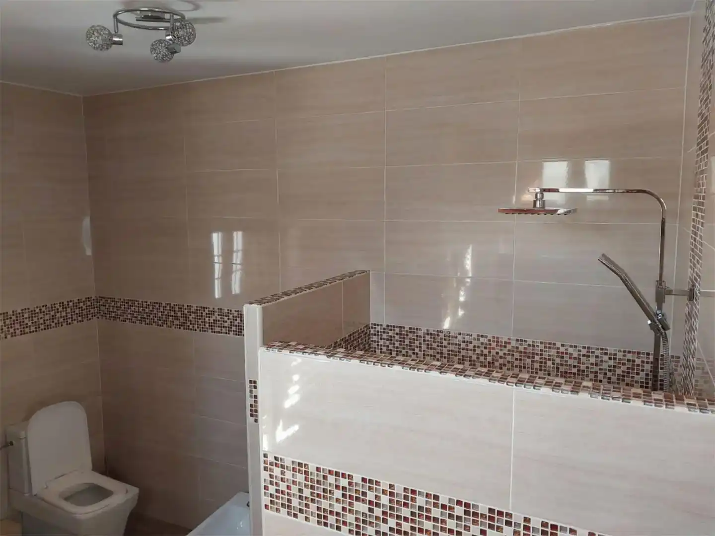 Bany de Finca rústica en venda en Iznájar amb Aire condicionat, Piscina i Balcó