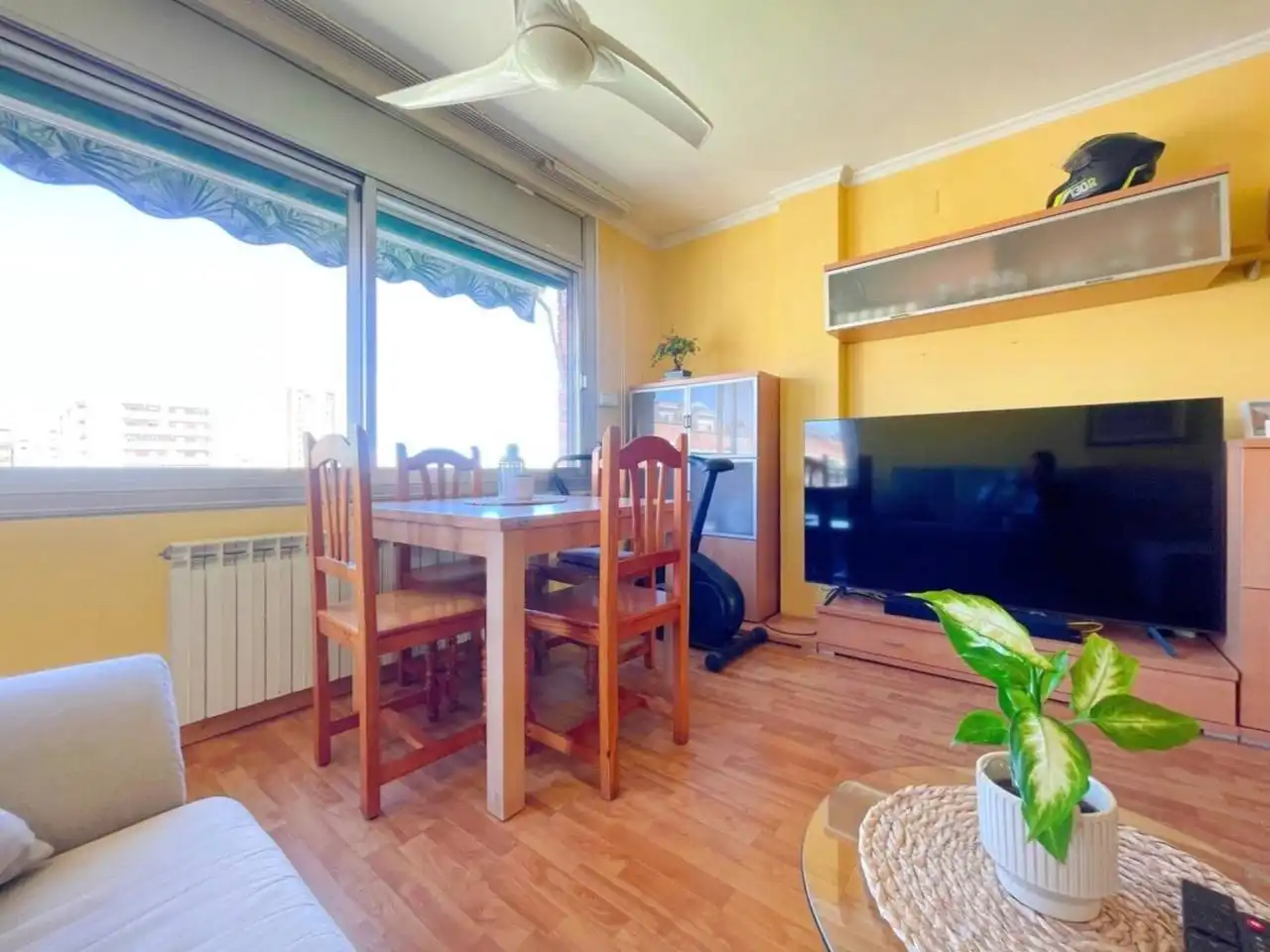 Sala de estar de Piso en venta en Cerdanyola del Vallès con Aire acondicionado, Calefacción y Parquet