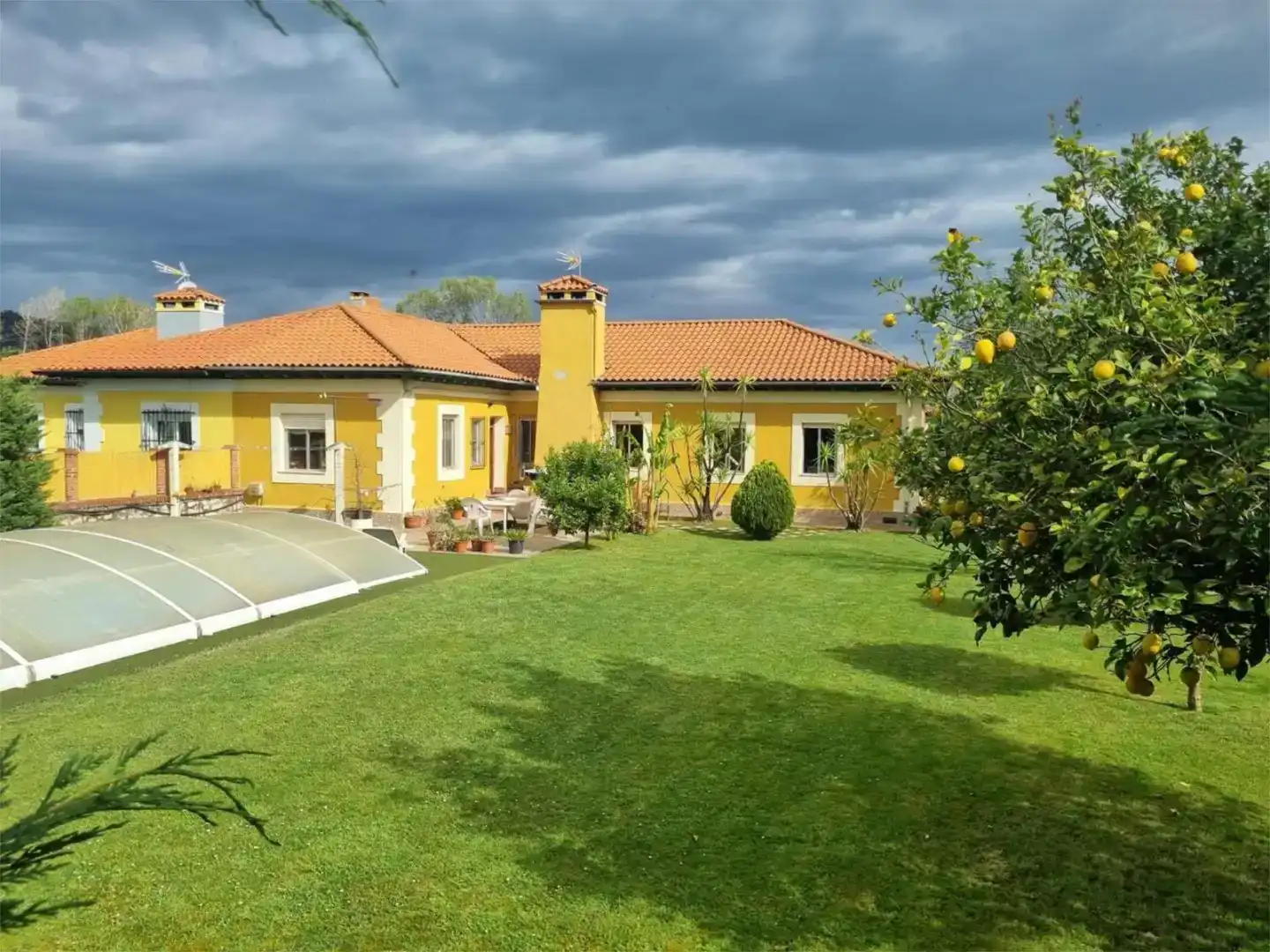 Vista exterior de Casa o chalet en venta en Torrelavega  con Piscina