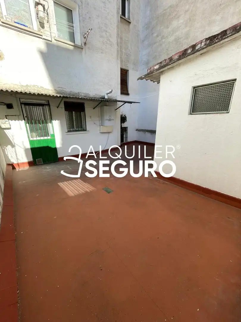 Vista exterior de Piso de alquiler en Madrid con Calefacción, Terraza y Trastero
