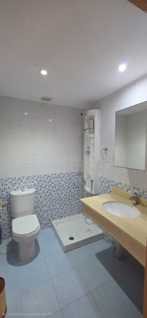 Badezimmer von Haus oder Chalet zum Verkauf in Ugena mit Klimaanlage, Heizung und Privatgarten