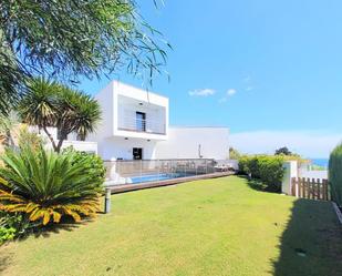 Vista exterior de Casa o xalet en venda en Sotogrande amb Aire condicionat, Terrassa i Piscina