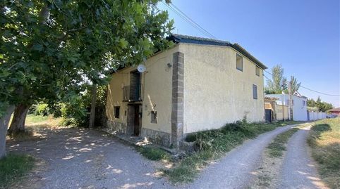 Finca con casa de 380 m2, nave y 2500 m2 de parcela con pozo, a 15 min de Huesca