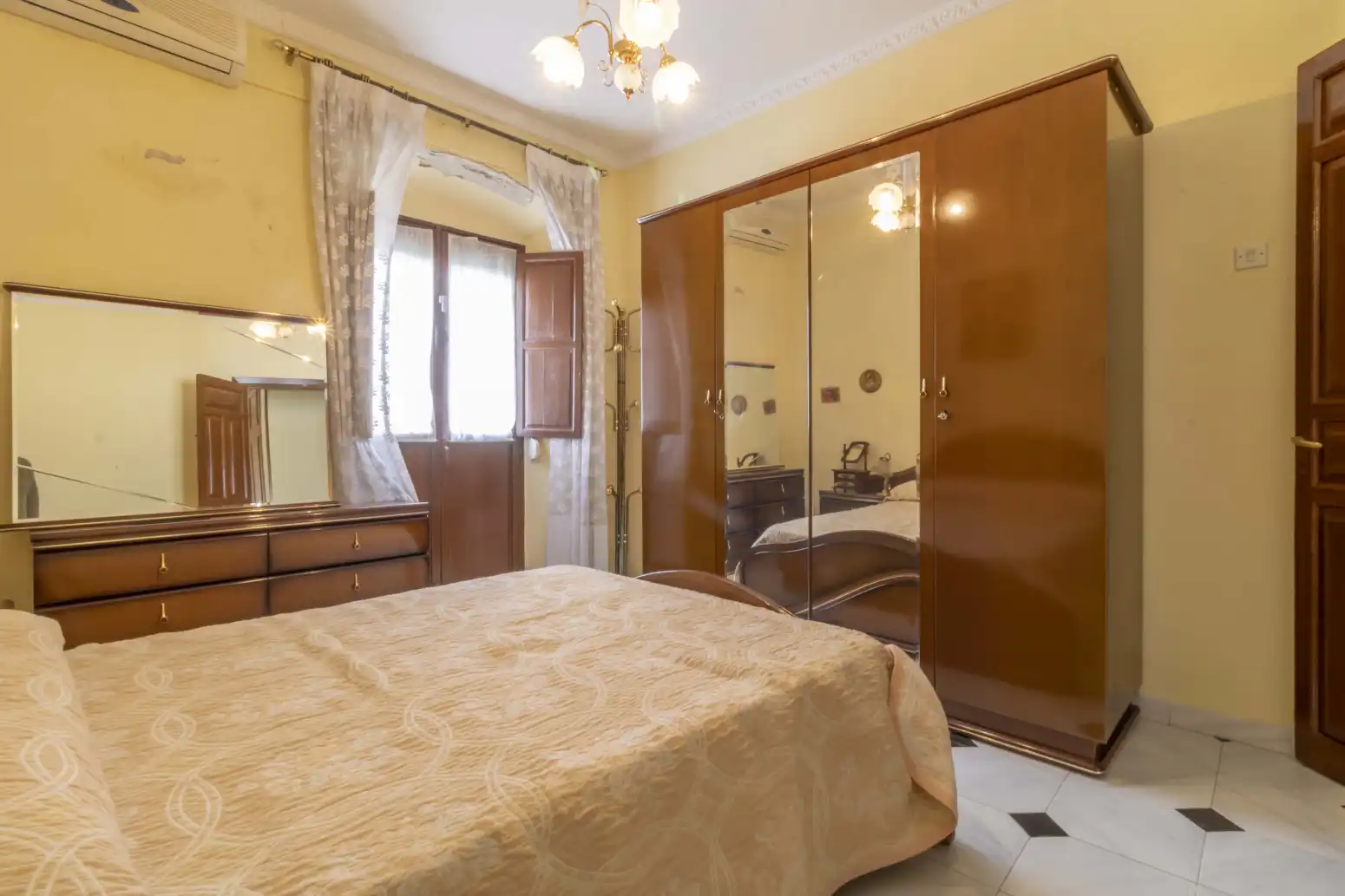 Dormitori de Casa adosada en venda en Villanueva del Río y Minas amb Aire condicionat, Terrassa i Balcó