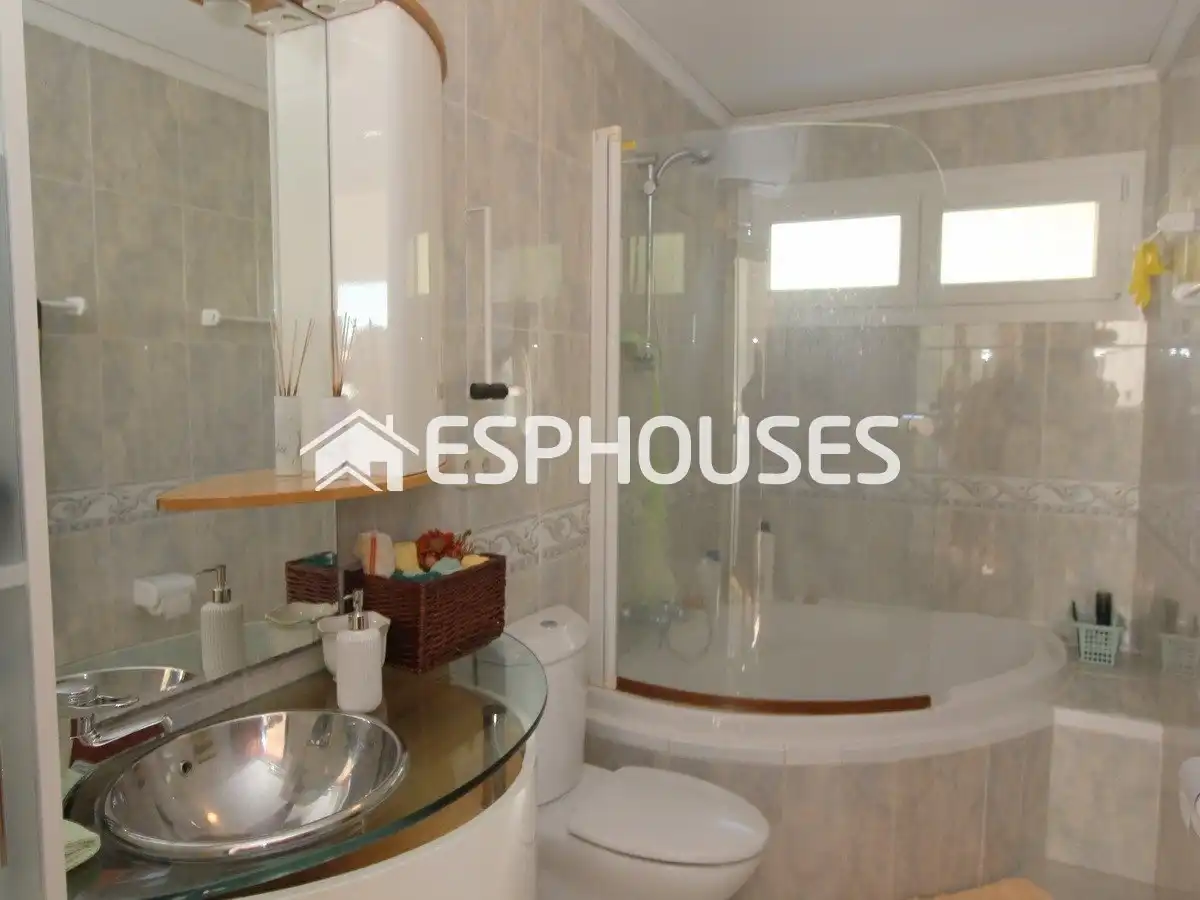 Bathroom of Houses for sale in Altea  with Air Conditioner, Swimming Pool and Furnished